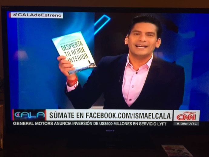 Ismael Cala, presentador de CNN y autor bestseller recomendando el libro en su programa CALA en CNN.
